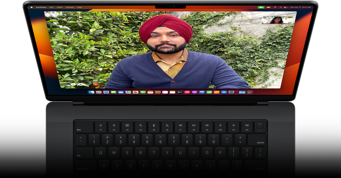 FaceTime videozvans MacBook Pro ekrānā.