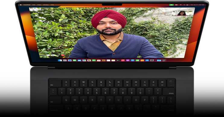 FaceTime videozvans MacBook Pro ekrānā.