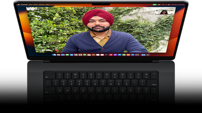 FaceTime videozvans MacBook Pro ekrānā.