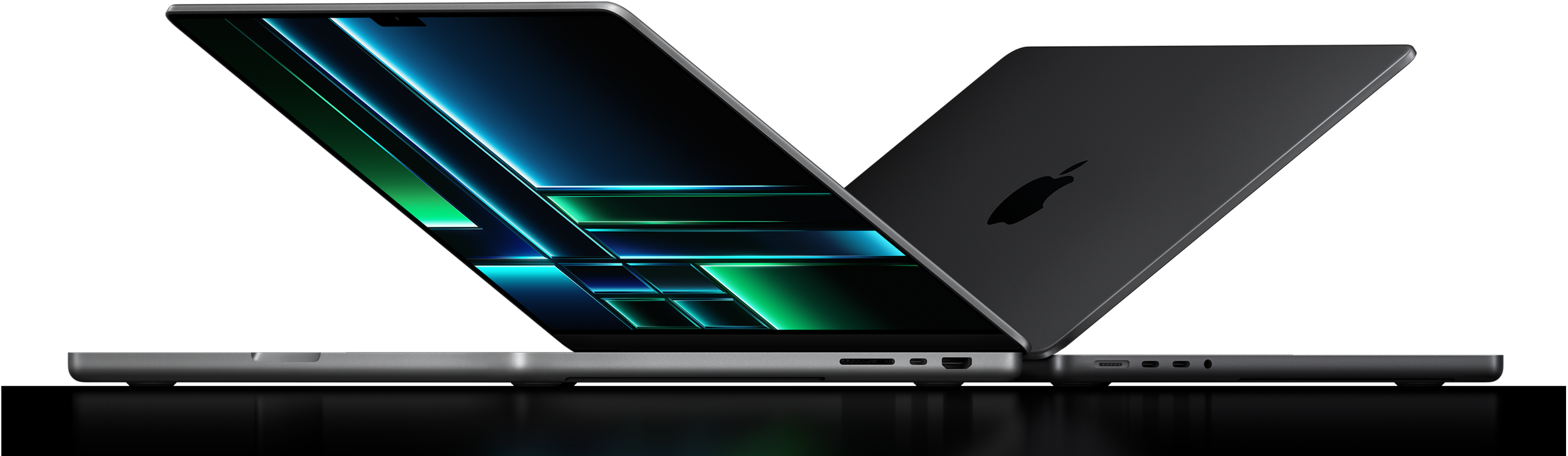 Divu daļēji atvērtu MacBook Pro sānu skats.